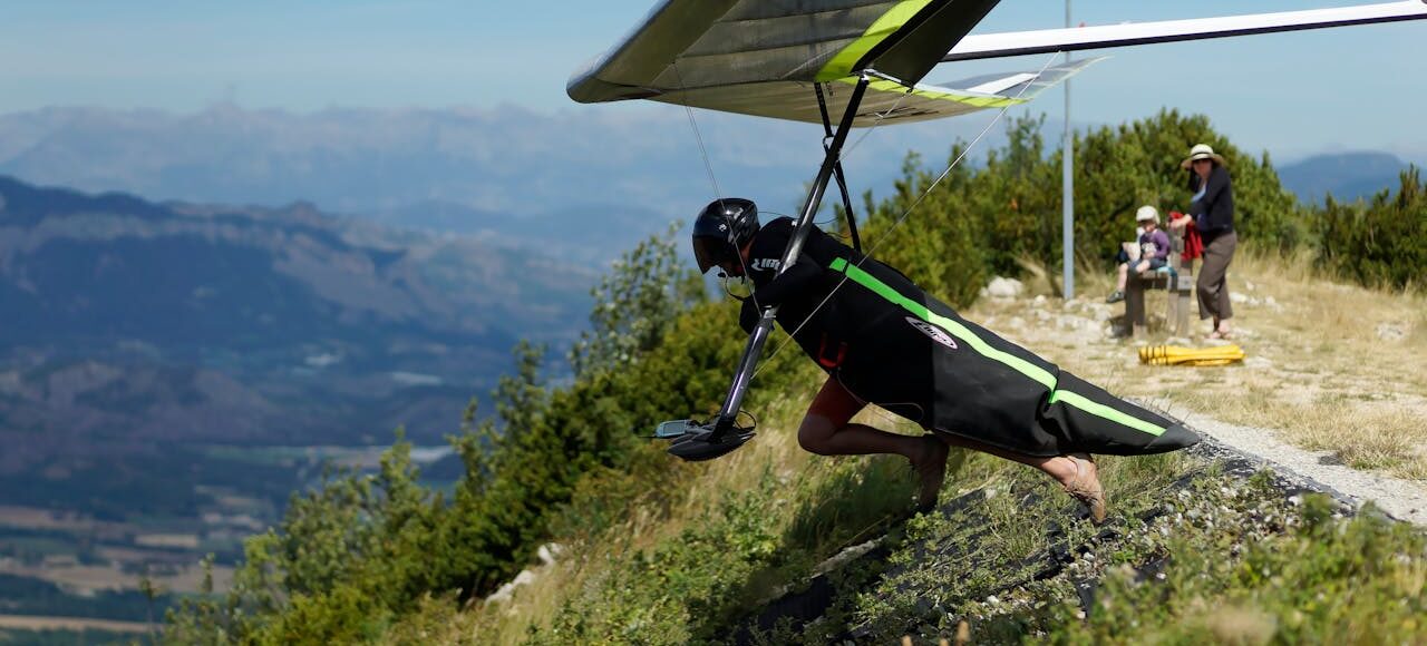 paragliding vs hang gliding