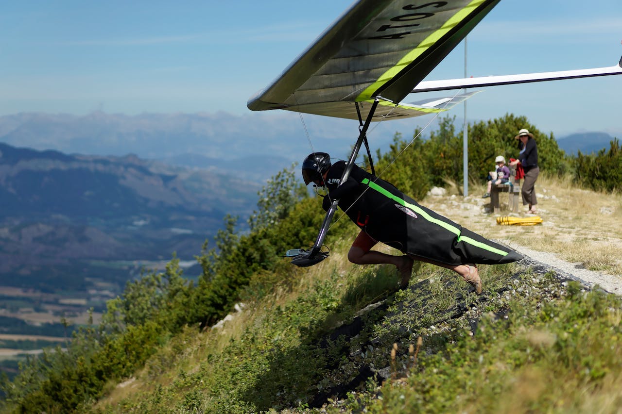 paragliding vs hang gliding